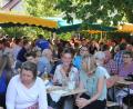 Bild: kro
Unter schattenspendenden Bäumen saßen die Besucher beim Weinfest in Wondreb der "Hubertus"-Schützen.