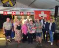 Bild: Kulturamt Sulzbach-Rosenberg/exb
Kerstin König (vorne, Mitte) vom Sulzbach-Rosenberger Kulturamt hat Fans der Stimmen der Berge bei einem Treffen in der Schweiz zum Open-Air im Schlosshof und einem Rahmenprogramm eingeladen.