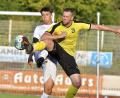 Bild: Hubert Ziegler
Augen zu und durch: Philipp Götz (rechts) vom FC Amberg brachte per Foulelfmeter seine Mannschaft mit 1:0 in Führung. In dieser Szene kann er sich gegen Lukas Kaiser vom FC Tegernheim durchsetzen.