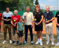 Bild: axs
Im Bild (von links): Sportwart Tennis Marco Röckl, Herren B-Sieger Maximilian Burger, Doppel-Sieger Robert Wameser, Vereinsmeister Justus Fiedler (mit Unterstützung seines Nachwuchses), Doppel-Sieger Matthias Gleißner, Mixed-Sieger Hans Ott und Erster Vorsitzender Alexander Schirmer. Es fehlten Leonie Fenzl und Katharina Schwägerl bei der Siegerehrung.