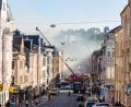 Bild: Ferdinand Merzbach/dpa
Feuerwehrleute löschen einen Brand in der Innenstadt. Bei einem Großbrand hat am Montagabend ein Gebäudekomplex in der Innenstadt in Flammen gestanden. Nach ersten Schätzungen entstand ein Schaden in Millionenhöhe, wie die Polizei mitteilte.