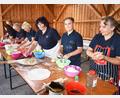 Bild: no
Alle Hände voll zu tun hatten fleißige Helferinnen und ein junger Helfer, um Pizzas und Zwiebelkuchen für den Backofen vorzubereiten.