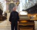 Bild: Johannes Röttges/exb
Prof. Günther Kaunzinger in der Basilika Waldsassen nach seinem Konzert, für das es viel Applaus gab.
