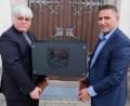 Bild: do
"Damit es im neuen Zuhause warm bleibt", sagte Bürgermeister Marcus Gradl zu Pfarrer Thomas Jeschner bei der Übergabe einer Feuerschale mit Stadtwappen als Abschiedsgeschenk der Stadt. Warm halten wollen beide auch das Thema des Pfarrheim-Neubaus.