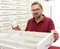 Bild: Gabi Schönberger
Wie "Goldstaub": Fiebersäfte für Kinder mit den Wirkstoffen Ibuprofen und Paracetamol sind aktuell praktisch nicht zu bekommen. Im Bild Andreas Biebl, Sprecher der Weidener Apotheker.