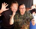 Bild: R. Kreuzer
Bei einer Autogrammstunde scherzt Peter Althof (links), bekannt aus dem Dschungelcamp, mit Hauptorganisator Hartmut Schütze vom Reservistenverband.