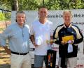 Bild: ref
Norbert Henn (Mitte) schlug im Finale Rüdiger Vogel (rechts),. Jürgen Müller (links), Seniorenreferent des DTB, gratulierte zum Titel.