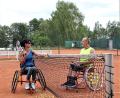 Bild: SV Mitterteich/exb
Nach dem ersten Rollstuhl-Tennisfinale in der Region gratuliert Ossi Mark seiner Einzelgegnerin Doris Scharnagl-Lindinger, die den Heimvorteil zum knappen Sieg ummünzen konnte.