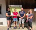 Bild: Lena Schricker/exb
Vorsitzende Carolin Schrembs (links) gratuliert den Gewinnern Anna Vollath (Zweite von links), Simone Höcht (rechts) und Maximilian Weber (Zweiter von rechts).