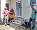 Bild: njn
Bauhofmitarbeiter Werner Bregler (Zweiter von links) hat in den vergangenen Tagen sämtliche Türen und Fenster des Leichenhauses gestrichen. Jetzt geht es in einem weiteren Schritt um den Außenputz und den Granitsockel. Mit auf dem Bild (von links) Bürgermeister Johannes Reger und Technischer Angestellter Markus Meyer.