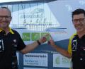 Bild: Hirsch
Die beiden Organisatoren Christian Betzlbacher (links) und Dieter Vogl (rechts) freuen sich auf den 5. Seenland-Triathlon am 11. September an der Erlebnisholzkugel am Steinberger See.