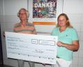 Bild: e
Heike Kraft bei der Übergabe des Schecks über Lebensmittel im Gesamtwert von 1000 Euro vom Verein "Kinder helfen Kindern" an Bernd Saurenbach, den Vorsitzenden der Amberger Tafel.