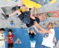 Bild: Gabi Schönberger
Ganz neue Perspektiven lernen die Kinder beim Bouldern kennen.
