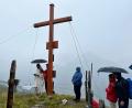 Bild: Josef Lehner/Diana Walberer/exb
Pater Thomas Rostek feiert mit Gunzendorfern und Raurisern einen Gottesdienst unter dem Gipfelkreuz der Stanzscharte.