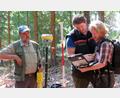 Bild: Gerhard Götz
Ohne digitale Helfer geht auch mitten im Wald bei Wolfsbach nichts mehr. Landesinventurleiter Wolfgang Stöger (Mitte) und Johannes Pemsel versuchen dem Inventurpunkt nahe zu kommen. Die genaue Ortung erledigt Dirk Wahl (links) mit dem Magnetsuchgerät.