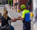 Bild: PP Oberpfalz/tw
Ein Polizist gibt eine Radfahrerin Tipps zum richtigen Verhalten im Straßenverkehr.
