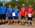 Bild: BVS Weiden
Der BVS Weiden I wurde bayerischer Vizemeister im Pétanque-Doublette: (von links) Günter Herbolsheimer (BVS Bayern), Meister VSV Straubing sowie Karl Voit und Wolfgang Hunsperger vom BVS Weiden.