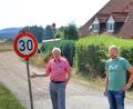 Bild: njn
Wo heute auf dem öffentlichen Feldweg, der früheren Ostmarkstraße, die Geschwindigkeit auf 30 km/h begrenzt ist, soll nach dem Willen von Bürgermeister Johannes Reger (links) zur Staubreduzierung nur noch 10 km/h gelten. Mit auf dem Bild der technische Angestellte Markus Meyer.