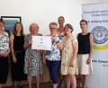 Bild: Dagmar Williamson 
Starke Frauen setzen sich für andere ein: Maria Obermeier (Zweite vonlinks) verzichtete auf das ihr verliehene Preisgeld der Soroptimist International von 500 Euro und legte es obendrauf. Dankend nahmen SKF-Geschäftsführerin Andrea Graf und Marianne Gutwein 2500 Euro des SI-Club Amberg-Sulzbach entgegen, vertreten durch Präsidentin Beate Mastel, Vizepräsidentin Heidi Heckmann, Susan Batten-Seidl und Schriftführerin Beáta Zaremba.