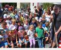 Bild: jr
In einem großen Sandhaufen waren wieder Sachpreise für Kinder vergraben. Das Bild mit Organisator Franz Zeitler (rechts) entstand kurz vor dem Start der Suchaktion.