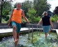 Bild: Stephan Huber
Hauptsache Abkühlung: Bei Temperaturen jenseits von 30 Grad zieht es Einheimische wie Touristen ans Wasser. Der Radler-Rastplatz "Alte Flei" in Rosenberg ist dafür perfekt geeignet. Mit Wasserspendern will die Stadt künftig für noch mehr Erfrischung sorgen.