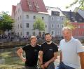 Bild: Wolfgang Steinbacher
Die Sanierung des Notstainhauses in der Schiffgasse ist vollendet, die Gastronomie geöffnet. Fabian Schmidt (von links), Daniel Hoffmann und Nico Sticke sind eigens zum gegenüberliegenden Vilsufer gegangen, um das ganze Gebäude in seiner neuen Pracht zeigen zu können.