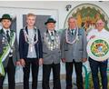Bild: Wolfgang Schwamberger/exb
Heinz Schneider (Mitte) ist neuer Schützenkönig der Königlich privilegierten Schützengesellschaft Mitterteich, Jungschützenkönig bleibt auch weiterhin Maximilian Hildebrand (Zweiter von links). Mit im Bild Altkönig Georg Bächer (Zweiter von rechts), Sportleiter Peter Süß (rechts) und Zeremonienmeister Karl Krasser jun.