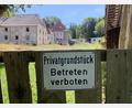 Bild: Gabi Schönberger
Wer guten Willens ist, bescheinigt dem Areal Lost-Places-Charme. Doch der Verfall rings um Schloss Röthenbach (im Hintergrund) ist an allen Ecken des früheren Landsassenguts zu spüren. Eine Wende scheint nicht in Sicht.