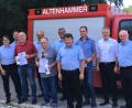 Bild: cro
Vorsitzender der Freiwilligen Feuerwehr Altenhammer, Florian Plödt (Zweiter von links), und Kommandant Rüdiger Hettler (Fünfter von rechts) blicken mit den für langjährige Mitgliedschaft geehrten Mitgliedern auf ein bewegtes Vereinsjahr zurück.