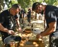 Bild: Petra Hartl
Hier wird Gulasch vorbereitet. Es gart dann im Brunnenfest-Lager am Maxplatz über offenem Feuer.