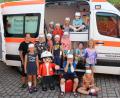 Bild: fks
Monika Stahl (links), der Playmobilsanitäter und die Kinder des Ferienprogrammes nahmen den Krankentransportwagen genau unter die Lupe.