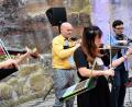 Bild: rgr
Professor Rudolf Haken (Zweiter von links) holt im Rahmen des Festivals junger Künstler Bayreuth das "Electric Strings Ensemble" auf die Naturbühne "Am Schönberg".