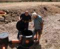 Bild: prh
Eine 25.000 Liter Regenwasser fassende Zisterne ist das Herzstück der neuen Beregnungsanlage auf dem DJK-Sportgelände. DJK-Vorsitzender Rupert Troppmann und Platzwart Jürgen Greiner werfen einen Blick hinein.