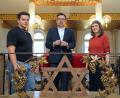 Bild: Wolfgang Steinbacher
Rabbiner Elias Dray (Mitte), Tim Kurockin, der die Ausbildung für "Meet a Jew" absolviert hat, und Nadine Randak als neue Bildungskoordinatorin der Israelitischen Kultusgemeinde Amberg, wollen auch künftig Interessierten Begegnungen mit dem Judentum ermöglichen. Geplant sind unter anderem regelmäßige öffentliche Führungen in der Synagoge.
