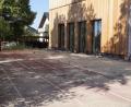 Bild: bkr
Noch ist die Terrasse an der Ostseite des Bürgerhauses eine Baustelle. Der Multifunktionsraum bietet einen direkten Zugang. Beide Örtlichkeiten sollen als Trauungsorte gewidmet werden. Ein romantischer Ort wird es nach den Worten von Sybille Bayer sein.