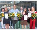 Bild: Kliniken Nordoberpfalz, Michael Reindl/exb
Tamina Lehner, Alexander Völkl, Lea Hofmann und Hannah Ziegert haben die Ausbildung mit Bestnoten (vordere Reihe, v.l.n.r.) abgeschlossen.
