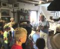Bild: Gerwig-Kreis Waldsassen/exb
Unter dem Motto "Kinder im Museum" stand das Angebot des Gerwig-Kreises zum Ferienprogramm. Im Bild Vorsitzender Manfred Brunner, der die Mädchen und Buben durch die Abteilungen begleitete.