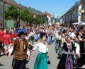 Archivbild: fjo
Ein großes Heimatfest mit vielen fröhlichen und begeisterten Menschen, wie beim letzten Heimatfest 2013, möchte die Grenzlandkommune bald wieder feiern. Der Marktrat fasste nun einen Grundsatzbeschluss für die Jahre 2023 und 2024.