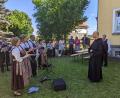 Bild: kwl
Die Kirchengemeinde Wilchenreuth verabschiedet mit Volksgesang, Chormusik, Orgelklängen sowie sakralen Chorälen und schmissiger Blasmusik Pater Rafau. Den Takt gibt der beliebte Franziskaner-Minorit nach seinem Heimaturlaub in Polen ab September 2022 in Ratingen (Nordrhein-Westfalen) an.
