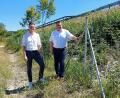 Bild: Michael Weiß/exb
Bei einer Ortsbegehung bedankte sich Bürgermeister Thomas Falter (rechts) bei Björn Letz (links) vom Staatlichen Bauamt Amberg-Sulzbach.
