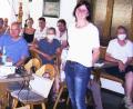 Bild: no
Varroabekämpfung ist das Thema für die staatliche Fachberaterin für Bienenzucht in der Oberpfalz, Renate Feuchtmeyer, beim Sommerfest des Imkervereins Illschwang/Birgland. Sitzend links der Vorsitzende Günther Mertel.