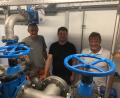 Bild: gri
Die Wasserwarte Peter Meßmann und Thomas Bischof mit Bürgermeister Alwin Märkl (von links) im neu gebauten Pumpwerk bei Lintach.