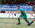 Bild: war
Dominik Forster (links) vom FC Weiden-Ost entwischt in dieser Szene dem Etzenrichter Spielertrainer Andreas Wendl. Eine seltene Szene: Der SV Etzenricht fertigte den Aufsteiger FC Ost auf dessen Gelände mit 6:0 ab.