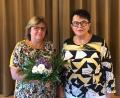Bild: soj
Marita Kuchenreuther (rechts) bedankte sich bei Anni Lautenbacher mit einem Blumenstrauß für den kurzweiligen Vortrag.