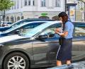 Bild: Simon Wiesner, Stadt Amberg/exb
Der kommunale Verkehrsüberwachungsdienst der Stadt Amberg trägt Berufskleidung, die unter anderem von einem Mitglied der Fair Wear Foundation stammt.