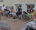 Bild: u
Dieter Kohl (2. von rechts) und seine „Höidlbrumma“ boten den rund 70 Zuschauern beim Bayerischen Abend im BRK Seniorenheim St. Barbara ein Musikprogramm ganz nach deren Geschmack. Für Heiterkeit sorgte der kleine Jakob mit seinen Anweisungen an die Musikanten. Stehend links: Heimleiterin Astrid Geitner.