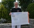 Bild: dob
L.O.S.-Leiter Manuel Woyschnitzka unterstützt seit dem Hochwasserunglück die Flutopferhilfe der Freiwilligen Feuerwehr in Altenahr. Beim zehnjährigen Jubiläum der Gruppe konnten 500 Euro Erlös erzielt werden, die er nun wiederum der Flutopferhilfe überwies. "Diese Menschen brauchen unsere Unterstützung", weiß der Vohenstraußer.