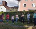 Bild: gi
Die Mitglieder des Bauausschusses erkunden mit Bürgermeister Armin Bulenda (Zweiter von rechts) einen neuen Standort für die Anstrahlung der Kirche.