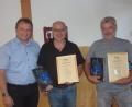 Bild: fz
Bürgermeister Anton Kappl ehrt Karl Liegl und Rainer Schmeidl (von links) für 20 Jahre Mitgliedschaft im Marktrat