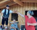 Bild: Klaus Heimann/exb
Zimmerer Christian Weidl-Haberkorn übergibt Beate Spickenreuther den Schlüssel für das neue Gartenhaus im "Schlupfwinkel".